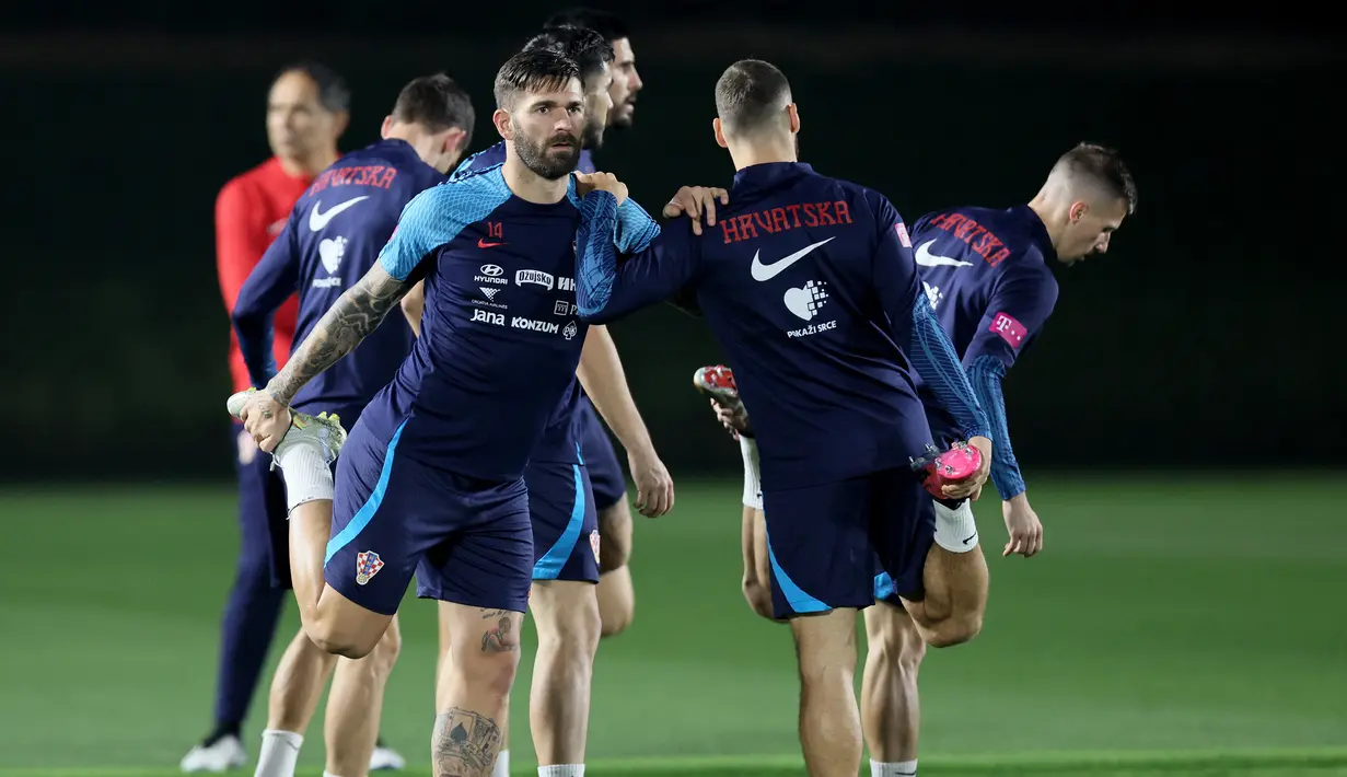 Marko Livaja (kiri) mengikuti sesi latihan di Al Erssal Training Site 3, Doha, Qatar, Rabu (14/12/2022). Pertandingan Kroasia dan Maroko akan digelar di Stadion Internasional Khalifah, Sabtu (17/12/2022). (JACK GUEZ / AFP)