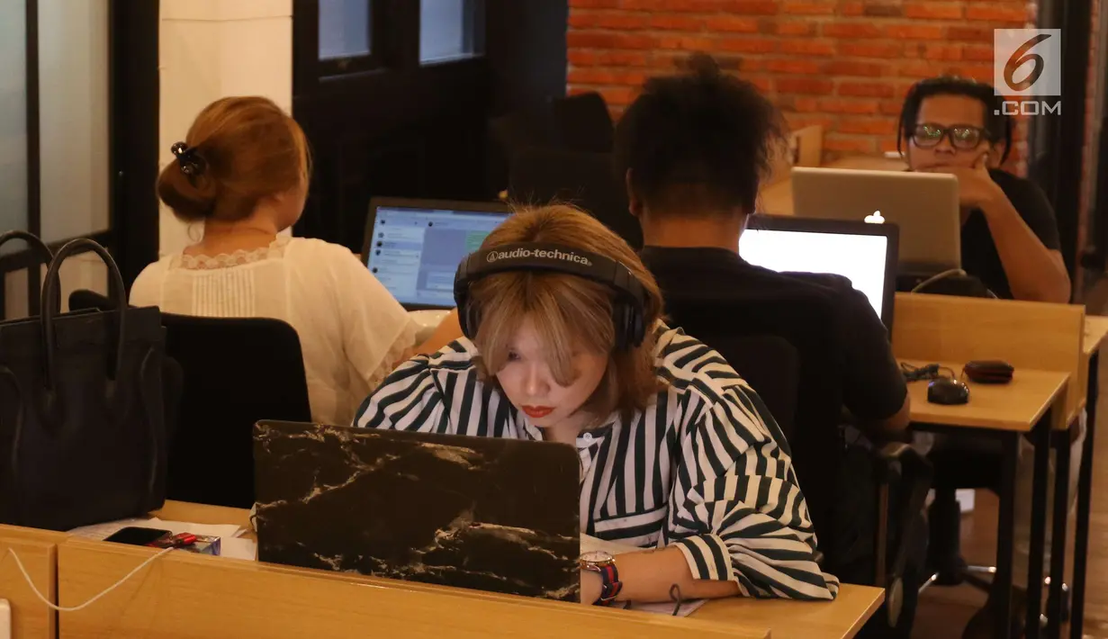 Sejumlah orang menggunakan fasilitas di ruang Cocowork di Jakarta, Selasa (26/6). Selain startup, Cocowork juga akan lebih fokus kepada para pelaku UKM. (Liputan6.com/Angga Yuniar)