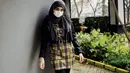 Momen lain memperlihatkan, Chacha memadukan plaid dress dengan leather cropped blazer, long pants, dan sepatu boots.  [Instagram/osnapitzcha].