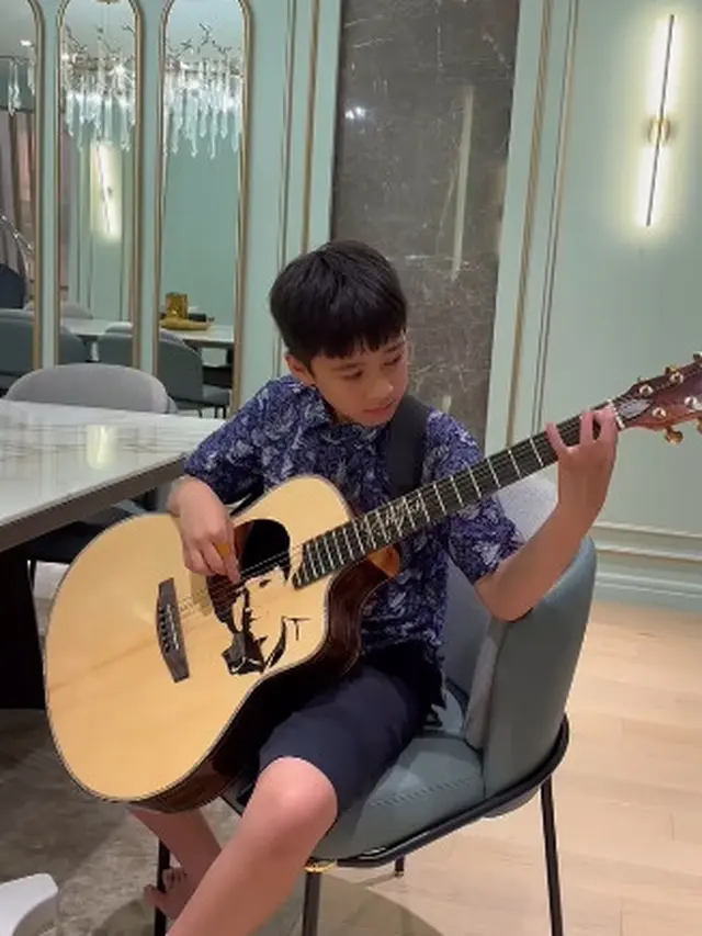 Rafathar Belajar Gitar