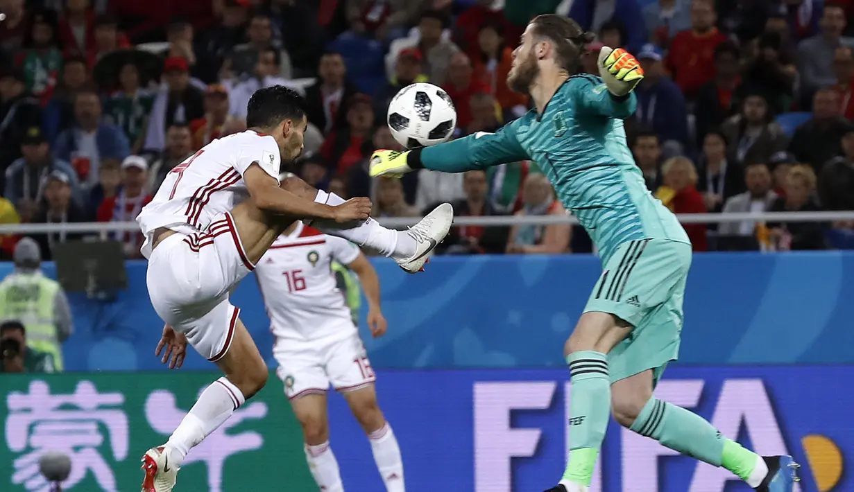 Gelandang Maroko, Mbark Boussoufa, berusaha membobol Spanyol pada laga grup B Piala Dunia di Stadion Kaliningrad, Kaliningrad, Senin (25/6/2018). Kedua negara bermain imbang 2-2. (AP/Manu Fernandez)