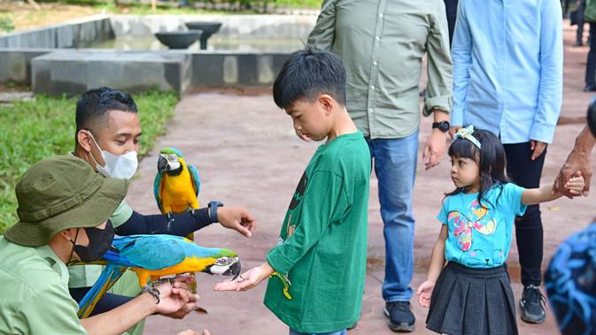 Presiden Jokowi mengisi waktu libur cuti bersama Imlek 2023 dengan berkunjung ke Solo Safari bersama istri, anak, menantu, dan cucunya. (Foto: Muchlis Jr - Biro Pers Sekretariat Presiden)