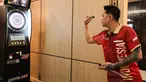 Pemain darts profesional Indonesia atau dikenal sebagai "raja terakhir darts", Tirta Suparjo, saat peluncuran Darts Station di lantai F7 FX Sudirman, Senayan, Jakarta pada Sabtu (15/11/2025). Persatuan Olahraga Darts Indonesia (PORADI) menggandeng PT Mitra Media Integrasi (MIX Network) sebagai pemegang lisensi eksklusif Dartslive di Indonesia untuk menghadirkan Darts Station. (Bola.com/Abdul Aziz)