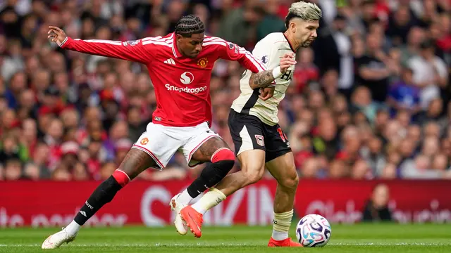 Pemain Manchester United Marcus Rashford (kiri) berebut bola dengan pemain Ipswich Town Julio Enciso