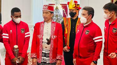 Foto: Senyum Sumringah Presiden Jokowi Dapat Kunjungan Timnas Indonesia U-16 di HUT Kemerdekaan Republik Indonesia
