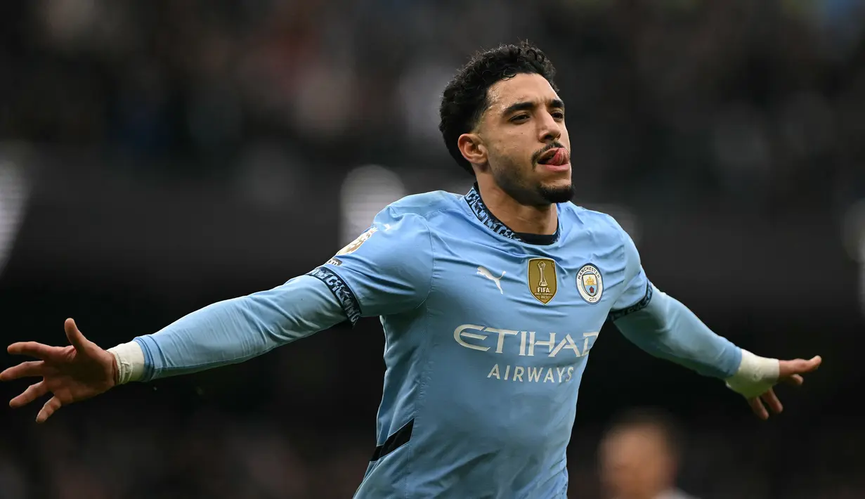 Pemain Manchester City, Omar Marmoush melakukan selebrasi setelah mencetak gol ke gawang Newcastle dalam laga lanjutan Liga Inggris 2024/2025 di Etihad Stadium, Manchester, Inggris, Sabtu (15/02/2025) waktu setempat. (AFP/Oli Scarff)