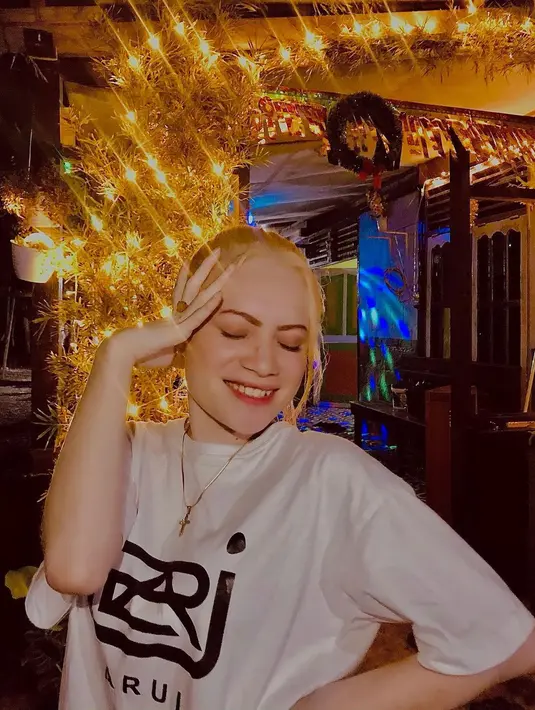 Penampilannya sangat menarik, bahkan berkat Albino yang dimilikinya, Herolena juga memiliki rambut blonde alami.