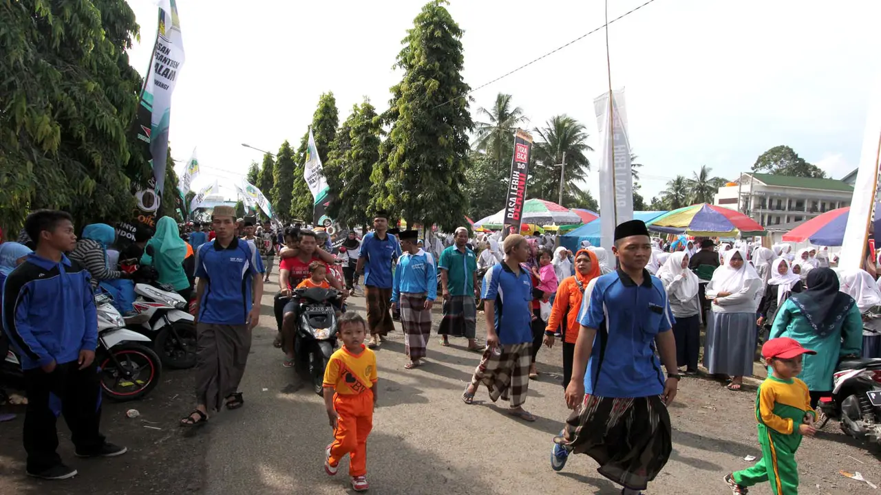 Menpora: Asyiknya Jalan Sehat Sarungan