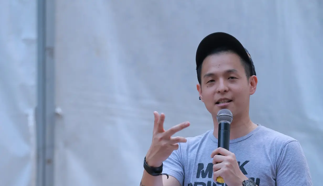 "Baru tadi pagi pas gue ada kerjaan gitu, Sky tanya, 'Papah kenapa sih enggak bolos aja?' Karena dia kadang-kadang bolos sekolah kalau kami libur," papar Ernest Prakasa saat di Taman Menteng, Jakarta Pusat, Selasa (24/5/2016). (Adrian Putra/Bintang.com)