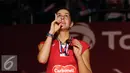 Carolina Marin (Spanyol) memamerkan medali usai sukses mempertahankan gelar juara dunia bulutangkis tunggal putri di BWF World Championships 2015 di Jakarta, Minggu (16/8/2015). Carolina unggul 21-16. 21-19. (Liputan6.com/Helmi Fithriansyah)