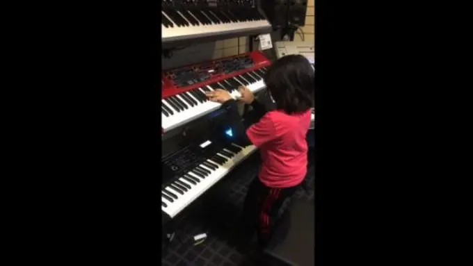 Ngetes Keyboard di Toko, Anak 9 Tahun Ini Bikin Netizen Nganga!