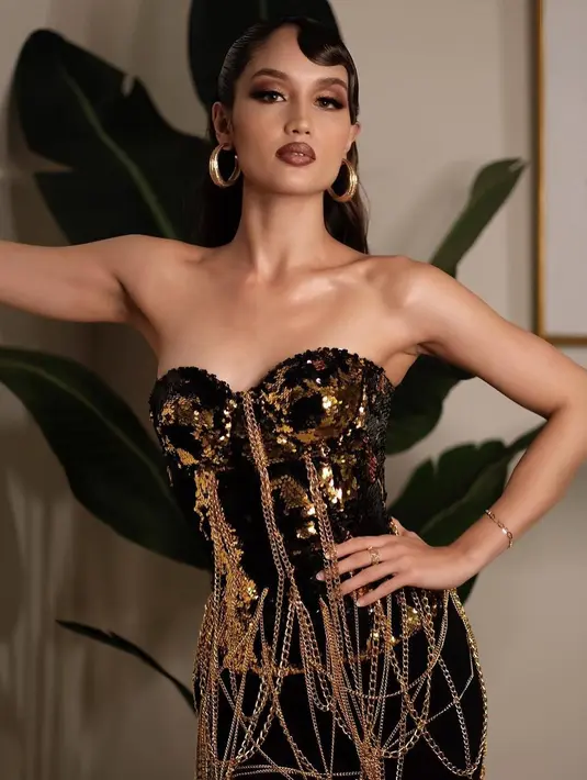 Look glamor Cinta Laura pakai korset dengan sequin dan untaian rantai emas [IG @claurakiehl)