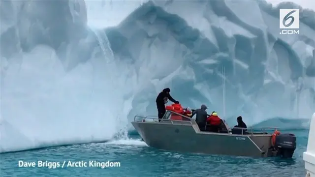 Sebuah tur menawarkan pengalaman menarik minum air alami dari es mencair di Kutub Utara. Kini paket wisata ini semakin digemari turis.