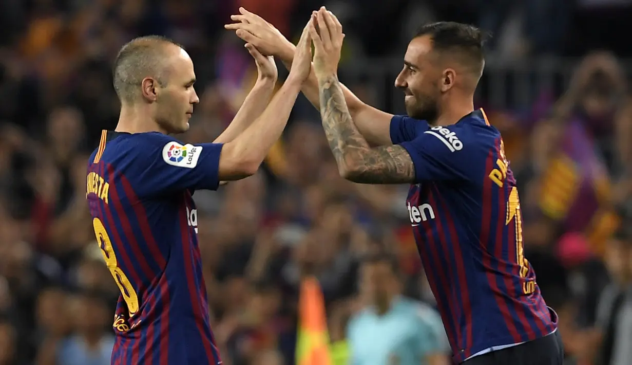 Gelandang Barcelona, Andres Iniesta, keluar diganti Paco Alcacer saat melawan Real Sociedad pada laga La Liga Spanyol di Stadion Camp Nou, Barcelona, Minggu (20/5/2018). Dirinya berpisah dengan klub yang 22 tahun telah dibela. (AFP/Lluis Gene)