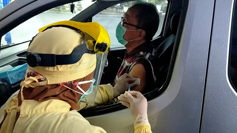 Vaksinasi untuk Lansia dengan Sistem Drive Thru di Malang Khusus Satu Hari Saja