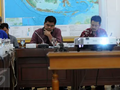 (Ki-ka) Komisioner KPU, Hadar Nafis Gumay, Juri Ardiantoro, Ferry Kurnia Rizkiyansyah dan Arief Budiman menggelar focus group discussion (FGD) bersama dengan 14 lembaga pemantau Pemilu di gedung KPU, Jakarta, Selasa (29/9). (Liputan6.com/Helmi Afandi)