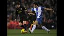 Pemain Espanyol, Jordi Amat (kanan), berusaha menghadang laju dari pemain Barcelona, Lionel Messi, dalam pertandingan lanjutan La Liga 2011/2012 yang berlangsung di stadion Cornella-El Prat , Minggu (8/1/2012). (AFP/Lluis Gene)