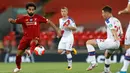 Penyerang Liverpool,  Mohamed Salah mengontrol bola saat bertanding melawan Crystal Palace pada lanjutan Liga Inggris di di Stadion Anfield di Liverpool, Inggris (24/6/2020). Liverpool menang telak 4-0 atas Crystal Palace. (Phil Noble/Pool via AP)