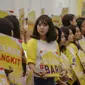 Sejumlah gadis menunjukkan poster saat penutupan Munaslub partai Golkar di Jakarta, Rabu (20/12). Munaslub hari ini sekaligus mengukuhkan Airlangga Hartarto sebagai Ketum Golkar menggantikan Setya Novanto. (Liputan6.com/Faizal Fanani)