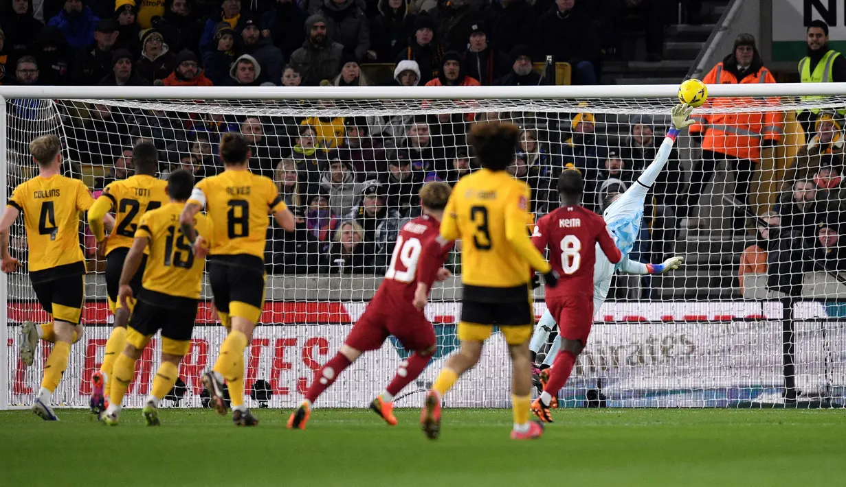 Gol indah Harvey Elliott tercipta pada menit ke-13. Pemain berkebangsaan Inggris tersebut berhasil menjebol gawang Wolves yang dijaga oleh Jose Sa melalui tendangannya dari luar kotak penalti. (AFP/Oli Scarff)