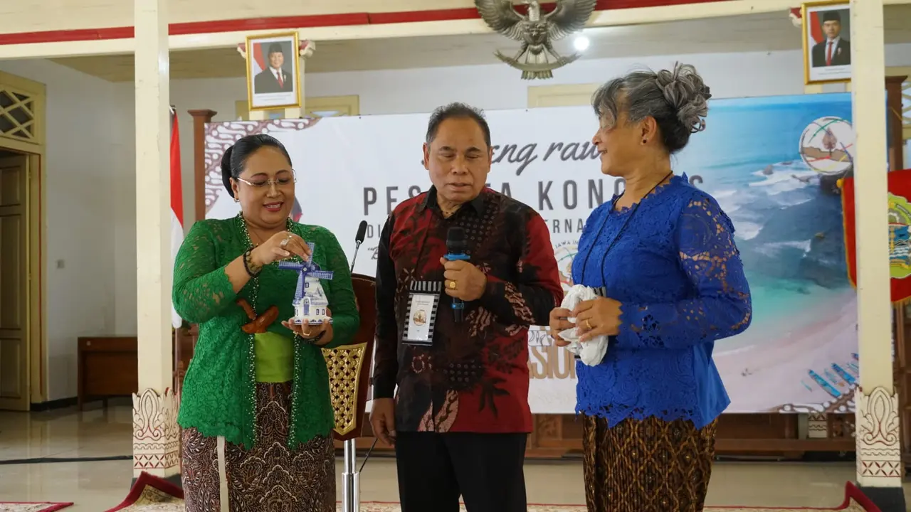 Pertukaran Simbol Budaya di Kongres Diaspora Jawa Internasional