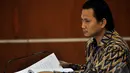 Riefan Avrian mendengarkan keterangan saksi dengan seksama dalam sidang lanjutan kasus Vidiotron, Pengadilan Tipikor, Jakarta, Kamis (13/11/2014)(Liputan6.com/Miftahul Hayat)