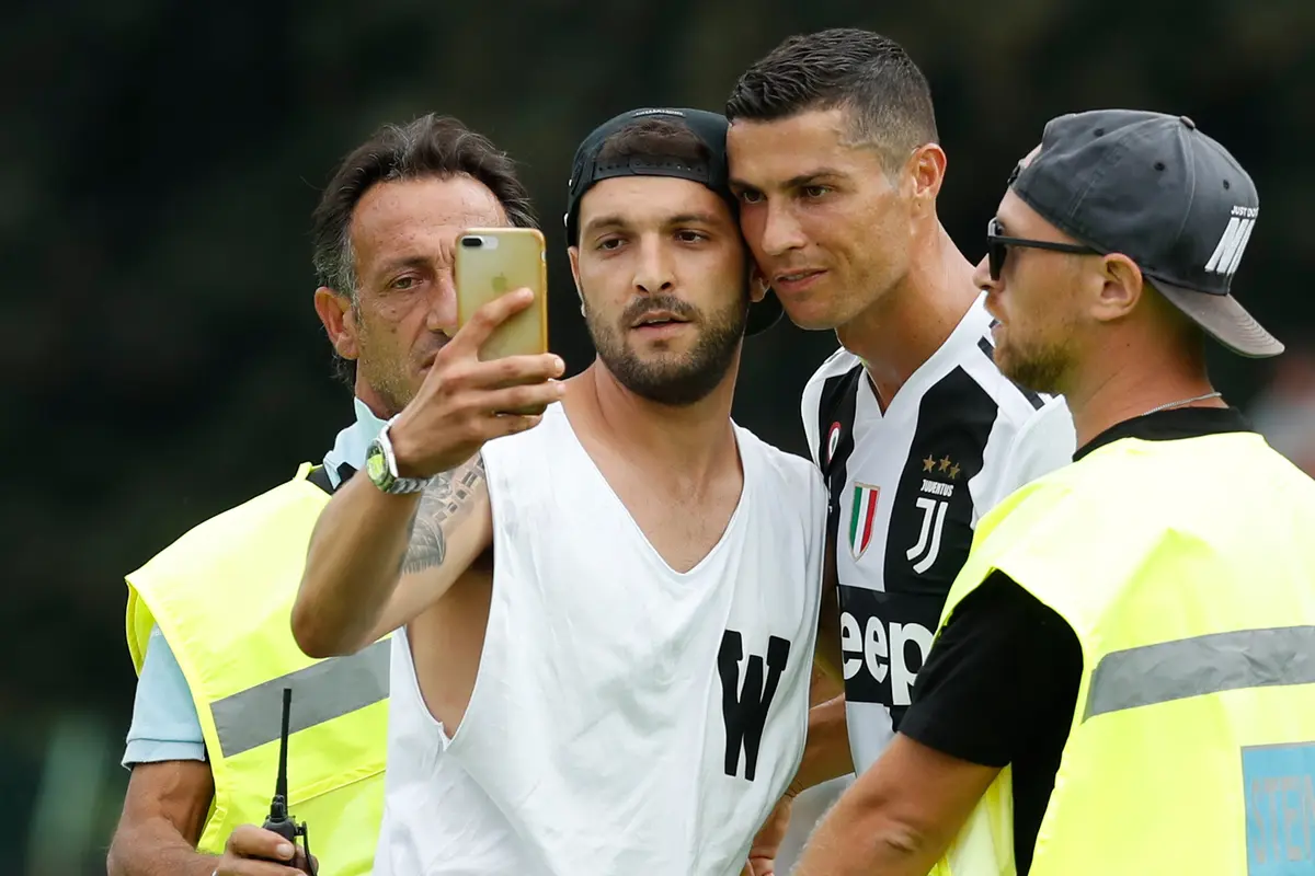 Momen Ronaldo Diajak Selfie Suporter Juventus di Lapangan