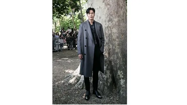 Tampil dengan Menawan, 5 Seleb Korea Ini Hadir di Paris Fashion Weeks 2019