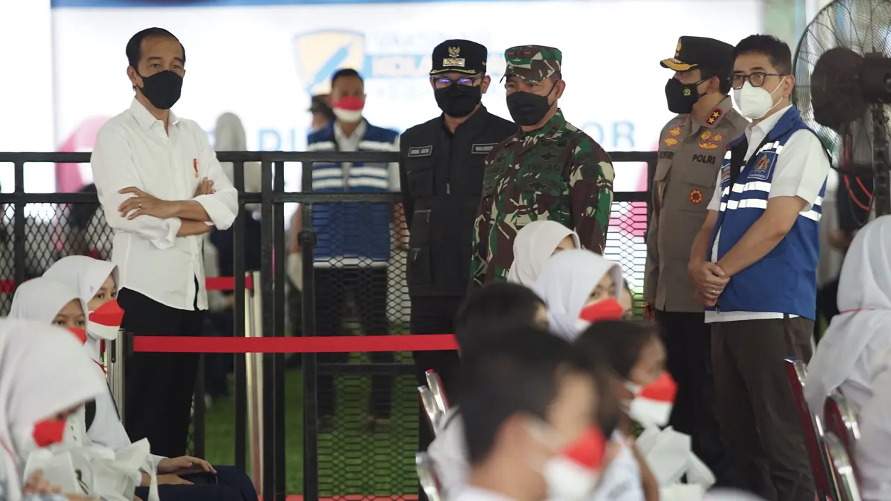Kamar Dagang dan Industri (Kadin) Kota Bogor, Kadin Propinsi Jawa Barat dan Kodam III/Siliwangi bekerjasama menggelar vaksinasi terhadap 16.200 siswa.