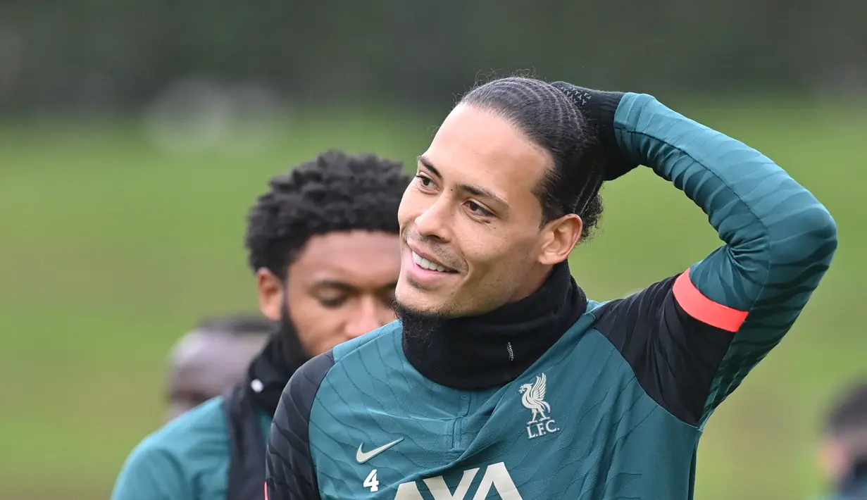 Bek Liverpool, Virgil van Dijk bereaksi selama sesi latihan di tempat latihan Liverpool FC di Liverpool, Inggris (4/4/2022). Liverpool akan bertanding melawan Benfica pada leg pertama perempat final Liga Champions di Estadio Da Luz, Portugal. (AFP/Paul Ellis)