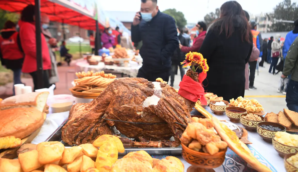 Foto pada 1 Oktober 2020 memperlihatkan berbagai makanan khas lokal dalam festival makanan yang digelar di Wilayah Burqin, Daerah Otonom Uighur Xinjiang, China. Masyarakat di seluruh China menikmati beragam makanan lezat selama libur Hari Nasional dan Festival Pertengahan Musim Gugur. (Xinhua/Sadat)