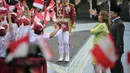 Kedatangan Presiden Peru, Dina Ercilia Boluarte Zegarra di Istana Merdeka disambut meriah sejumlah pelajar dari Sekolah Menengah Pertama (SMP) dan Sekolah Dasar (SD) yang masih menggunakan seragam. Para pelajar tersebut juga mengibar-ngibarkan bendera Indonesia dan Peru. (Bay ISMOYO/AFP)