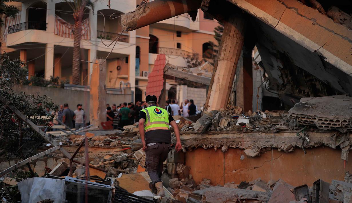 Serangan udara Israel menghantam sejumlah wilayah, termasuk area permukiman di Tayr Debba, Lebanon Selatan, Kamis 6 November 2025. Tampak dalam foto, seorang anggota pertahanan sipil memeriksa puing-puing bangunan yang hancur akibat serangan udara Israel di desa Teir Debba, Lebanon Selatan, Kamis 6 November 2025. (AP Photo/Mohammad Zaatari)