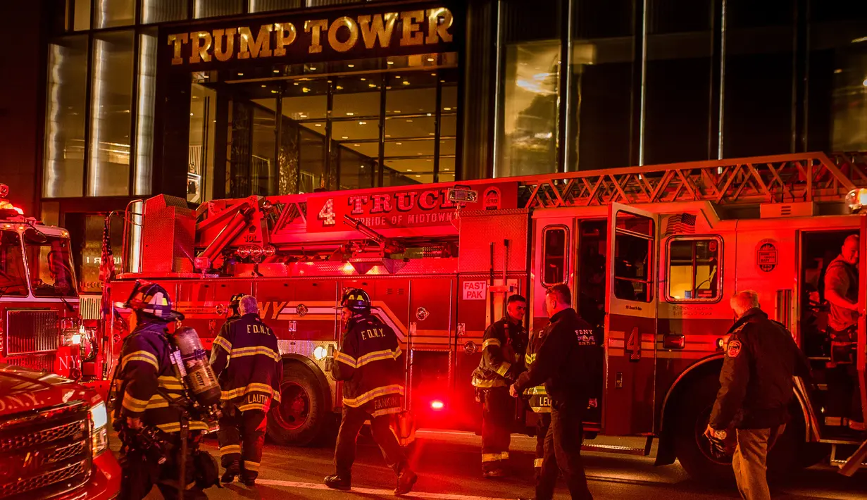 Petugas pemadam kebakaran bekerja di depan Trump Tower di New York, Amerika Serikat, Sabtu (7/4). Korban tewas merupakan pria berusia 67 tahun.  (AP Photo/Andres Kudacki)