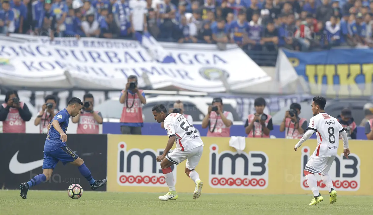 Gelandang Persib, Shohei Matsunaga, berusaha melewati bek Bali United, Hasyim Kipuw, pada laga Liga 1 Indonesia di Stadion Si Jalak Harupat, Bandung, Kamis, (21/9/2017). Kedua klub bermain imbang 0-0. (Bola.com/M Iqbal Ichsan)