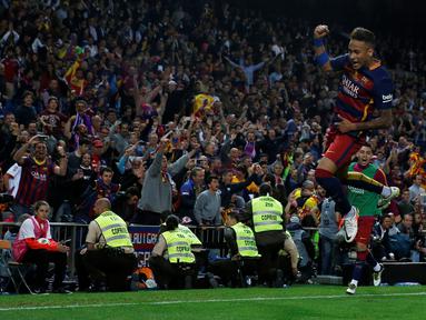 Ekspresi striker Barcelona, Neymar, setelah mencetak gol ke gawang Sevilla pada final Copa del Rey yang berlangsung di Vicente Calderon, Madrid, Minggu (22/5/2016). (Reuters/Juan Medina))