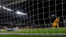 Striker Barcelona, Luis Suarez, saat mencetak gol kedua ke gawang Atletico Madrid pada leg pertama perempat final Liga Champions di Stadion Camp Nou, Rabu (6/4/2016) dini hari WIB. (AFP/Lluis Gene)