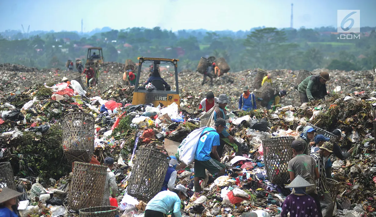 Suasana Tempat Pembuangan Akhir (TPA) Galuga, Bogor (20/5). Indonesia memproduksi sampah plastik sebanyak 175.000 ton per hari dan menjadi penyumbang sampah terbesar kedua di dunia, setelah China. (Merdeka.com/Arie Basuki)