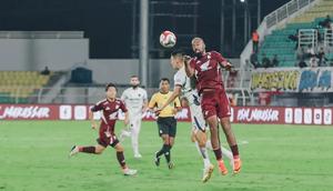 Striker PSM Makassar, Alex Tanque berduel dengan bek Persita Tangerang, Tamirlan Kozubaev dalam laga pekan ke-24 BRI Super League 2025/2026 di Stadion Gelora BJ. Habibie, Parepare, Senin (2/3/2026). (Dok. PSM)