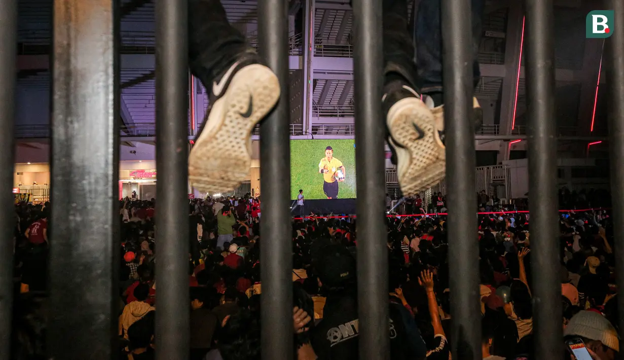 Tamilan layar wasit asal China, Shen Yinhao saat nonton bareng laga semifinal Piala Asia U-23 antara Timnas Indonesia U-23 melawan Uzbekistan U-23 di Kompleks Stadion Utama Gelora Bung Karno (SUGBK), Senayan, Jakarta, Senin (29/04/2024) malam WIB. (Bola.com/Bagaskara Lazuardi)