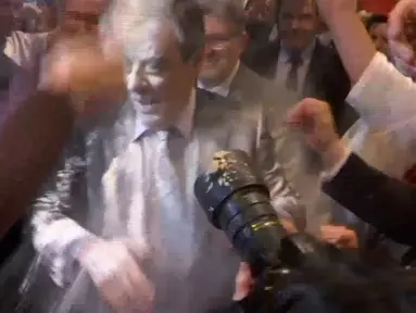 Wajah kandidat Presiden Prancis, Francois Fillon mendapat lemparan tepung setibanya di sebuah acara kampanye di Strasbourg, Prancis Timur, Kamis (6/4). Fillon tengah berada di kerumunan orang ketika seseorang melemparkan tepung ke wajahnya. (BFMTV via AP)