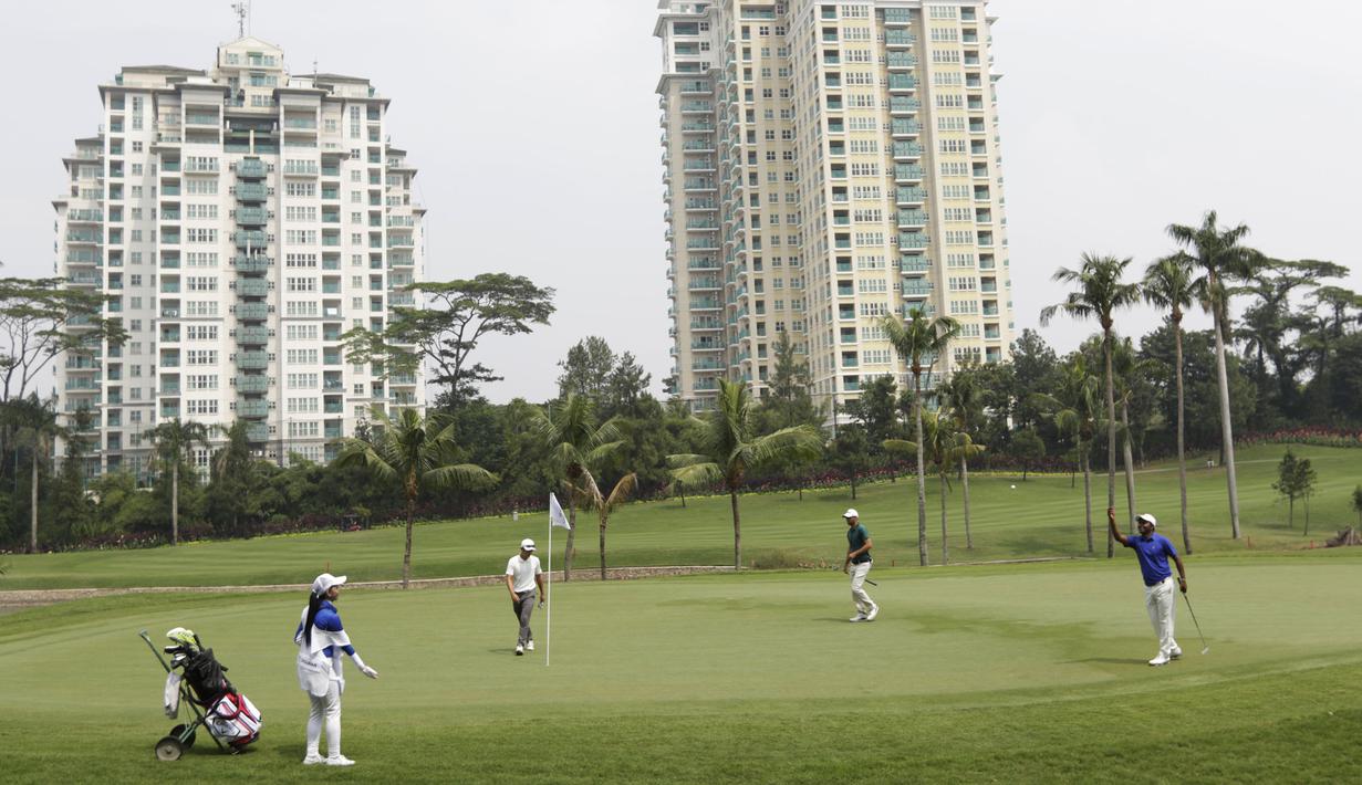 Pegolf melakukan pemanasan saat tampil pada turnamen golf BRI Indonesia Open 2019 di Pondok Indah, Jakarta, Kamis (29/8). Indonesia Open memperebutkan total hadiah 500 ribu US Dollar. (Bola.com/Vitalis Yogi Trisna)
