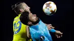Pemain Arsenal, Olivier Giroud melompat untuk berebut bola dengan pemain BATE Borisov, Nemanja Milunovic dalam lanjutan fase Grup H Liga Europa 2017/18 di Borisov Arena, Kamis (28/9). The Gunners menang dengan skor 4-2. (AP/Sergei Grits)