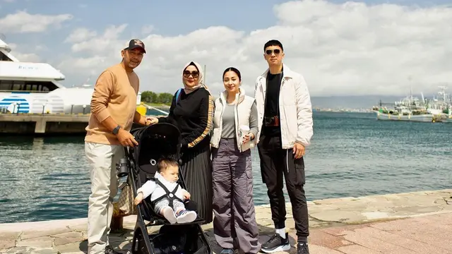 6 Potret Nikita Willy dan Indra Priawan Liburan di Jepang, Ajak Baby Izz