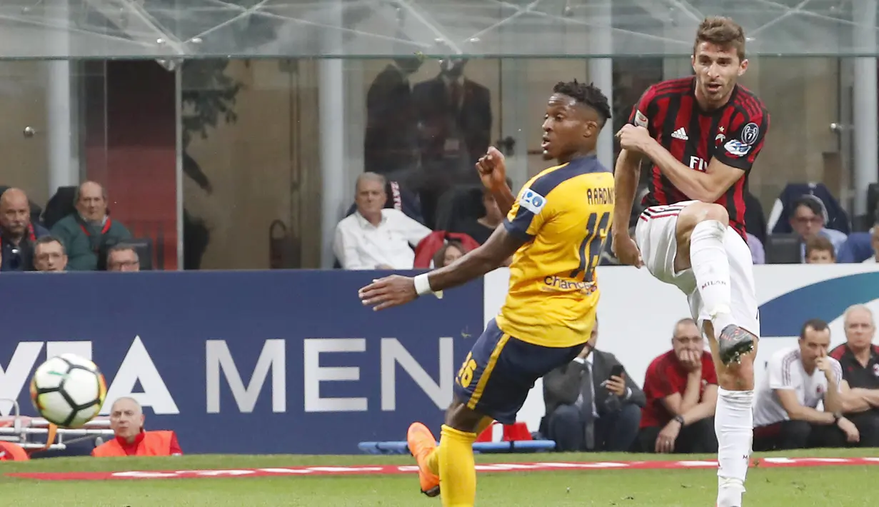 Aksi pemain AC Milan, Fabio Borini (kanan) saat mencetak gol ke gawang Hellas Verona pada lanjutan Serie A di San Siro stadium, Milan, (5/5/2018). AC Milan menang telak 4-1. (AP/Antonio Calanni)