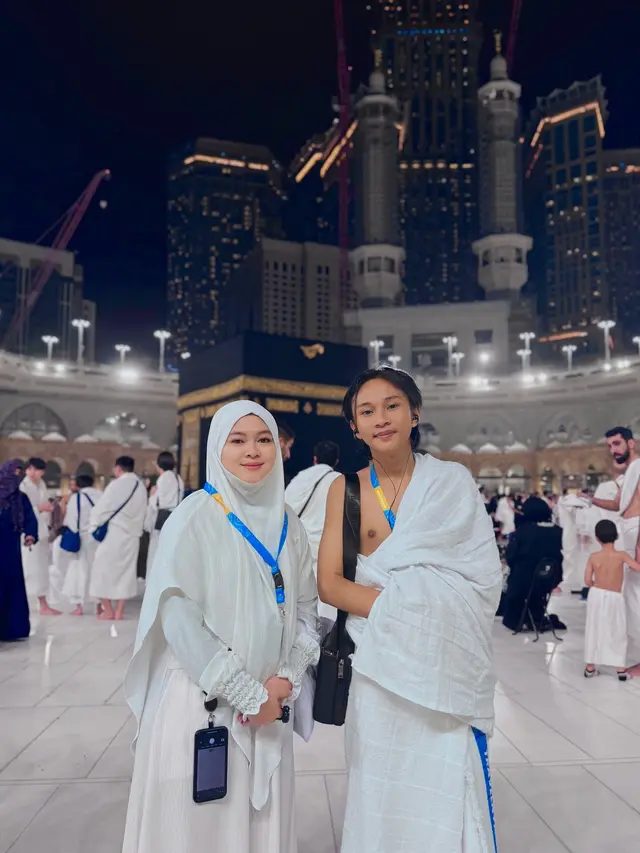 7 Momen Fajar Sadboy Umrah Bareng Manajer, Disebut Semakin Populer