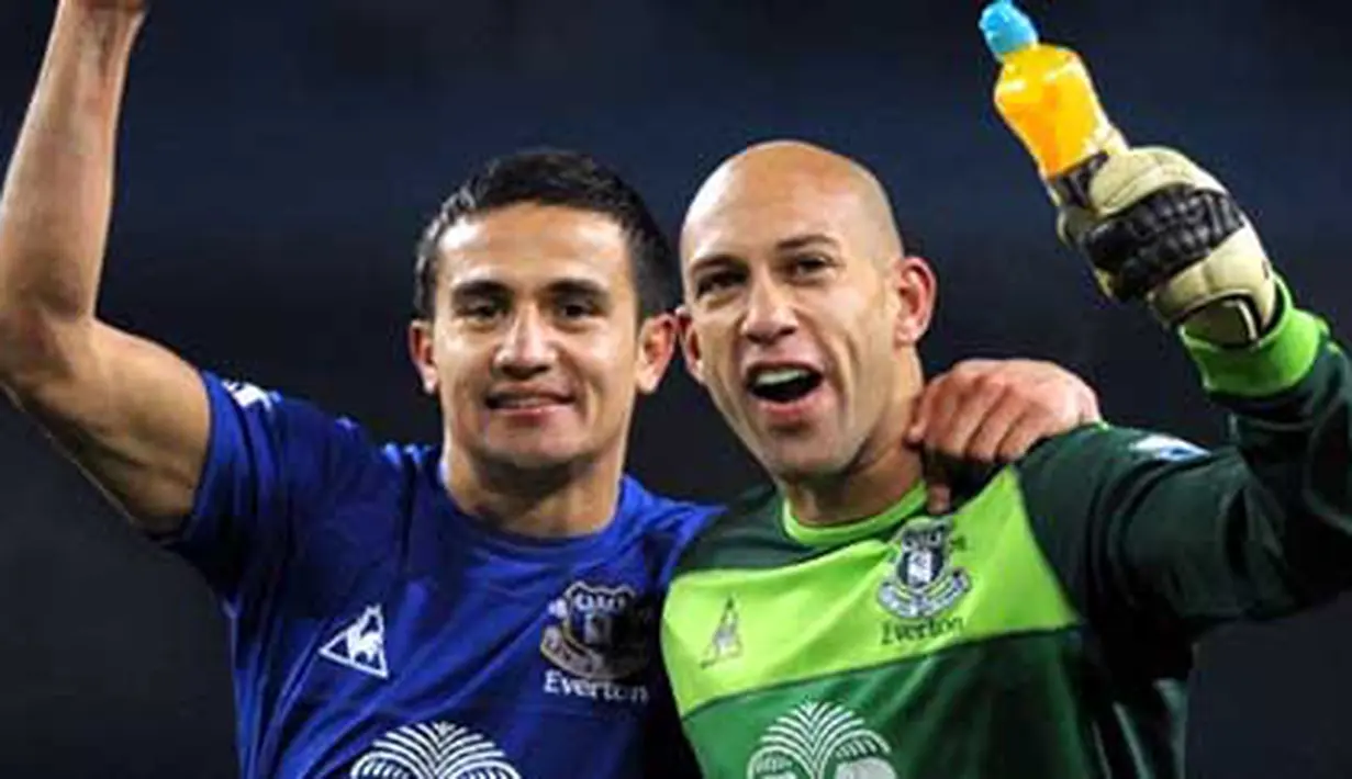 Kegembiraan dua pemain Everton, Tim Cahill (kiri) dan kiper Tim Howard usai kemenangan 2-1 dari Manchester City dalam lanjutan EPL di City of Manchester Stadium, 20 Desember 2010. AFP PHOTO / ANDREW YATES