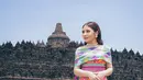 Menawan dengan kain Nusantara, Prilly Latuconsina tak lupa berfoto dengan latar Candi Borobudur. Wanita 26 tahun tersebut terlihat memadukan busana tradisional dan modern dalam penampilannya.(Liputan6.com/IG/@prillylatuconsina96)