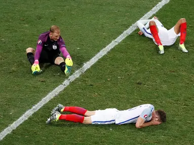 Pemain timnas Inggris Joe Hart, Dele Alli dan Gary Cahill tertunduk lesu di lapangan usai Inggris menderita kekalahan 1-2 dari Islandia pada babak 16 besar Euro 2016 yang digelar di Stadion Stade de Nice, Prancis, Selasa (28/6). (REUTERS/Yves Herman)