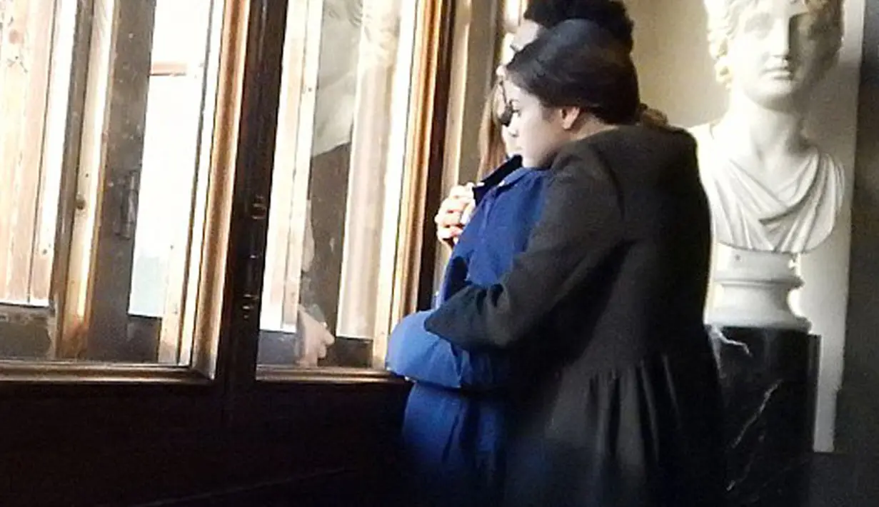 Hubungan yang dikabarkan hanya sebagai ajang promosi ini nampaknya tidak benar. Mengingat keduanya terlihat begitu saling mencintai, dan sangat mesra. (doc.dailymail.com)